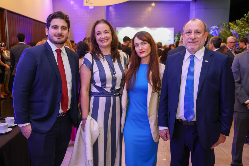 Leonardo Volpatti e Giovana Ghersel, da Lima&Volpatti Advogados, com Toni Sando, do Visite São Paulo Convention Bureau e Unedestinos, e Caroline Negri, do Sindepat
