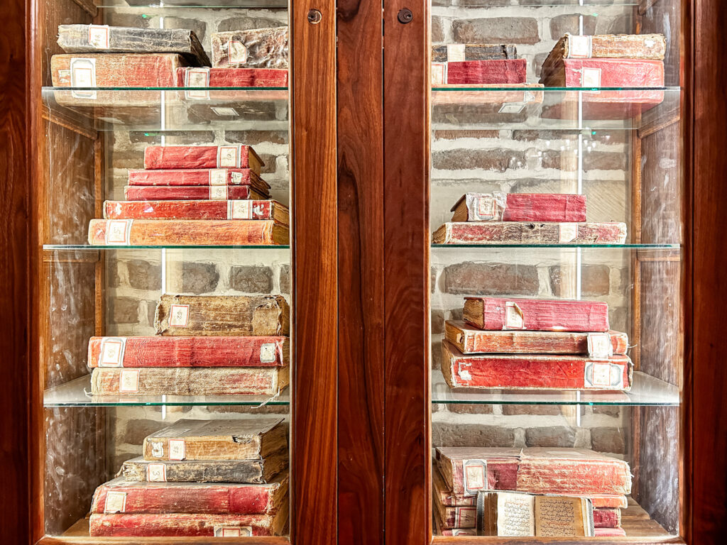 Livros bíblicos na Igreja de São Sérgio, no Egito