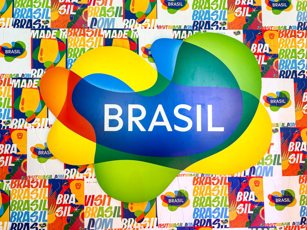 Logomarca do Brasil no estande da Embratur