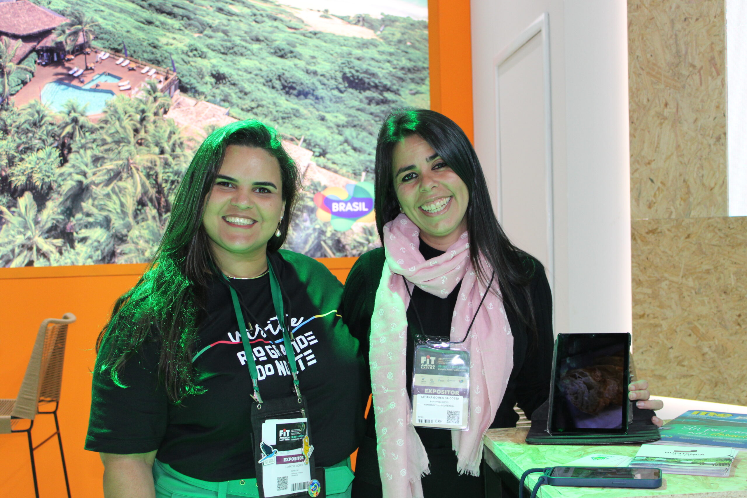 Lorayne Gomes, da Emprotur, e Tatiana Gomes da Costa, do Supatinga Hotel Lorayne Gomes, da Emprotur, e Tatiana Gomes da Costa, do Supatinga Hotel