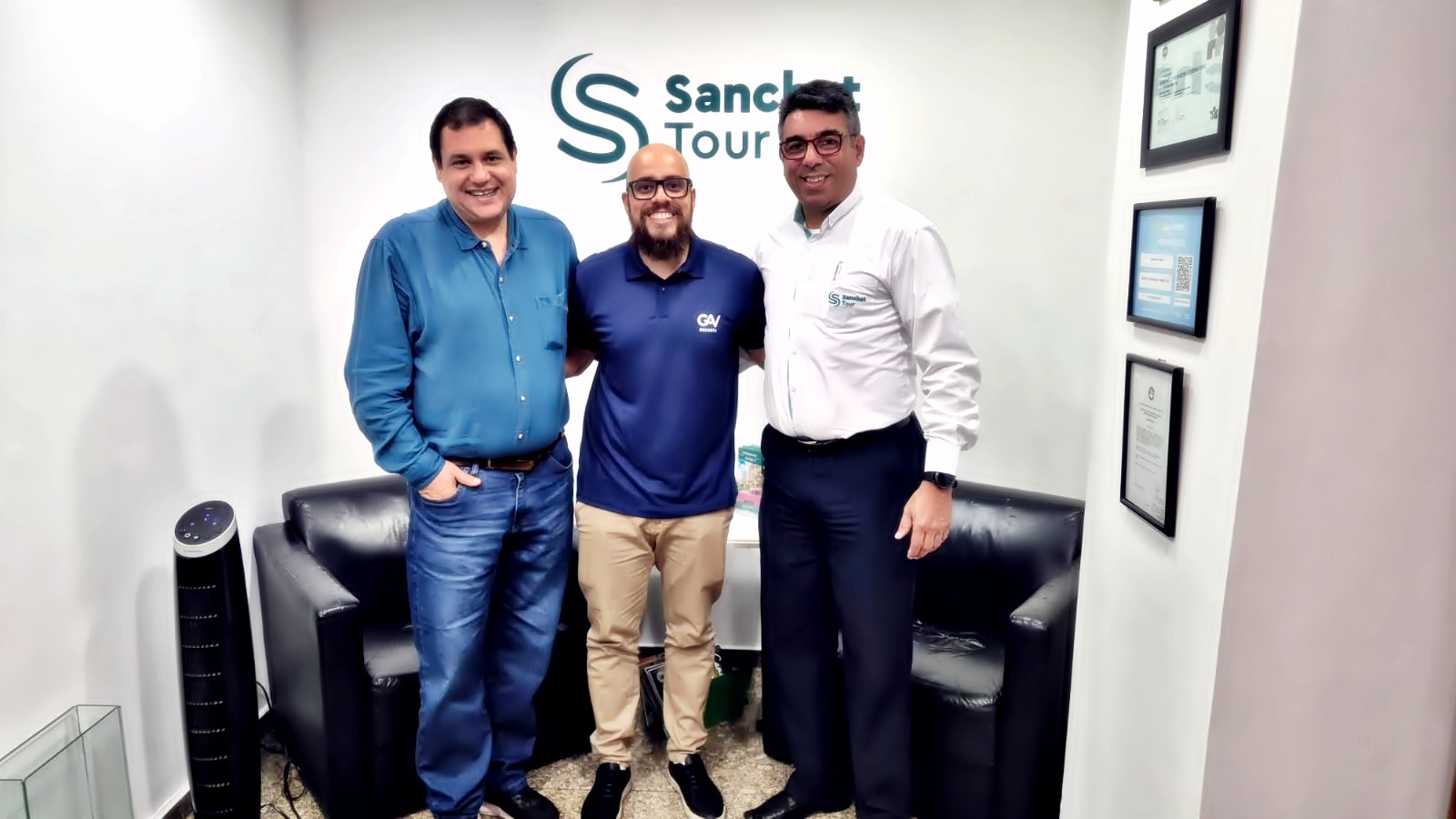 Sanchat e GAV Resorts firmam parceria com benefícios exclusivos para agentes de viagem 1 Lucas Lucero Sanchat Gabriel Miranda da GAV Resorts e Pablo Gabriel Sanchat Divulgacao Sanchat Sanchat e GAV Resorts firmam parceria com benefícios exclusivos para agentes de viagem