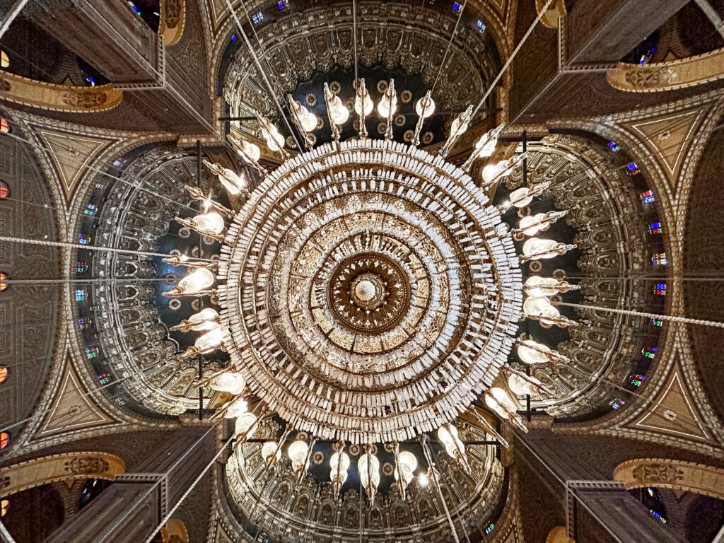 Lustre e teto ornamentado na Mesquita Muhammad Ali