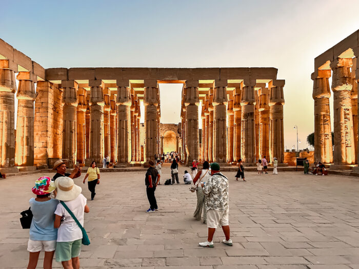 Mais de 130 colunas adornam o templo em Luxor
