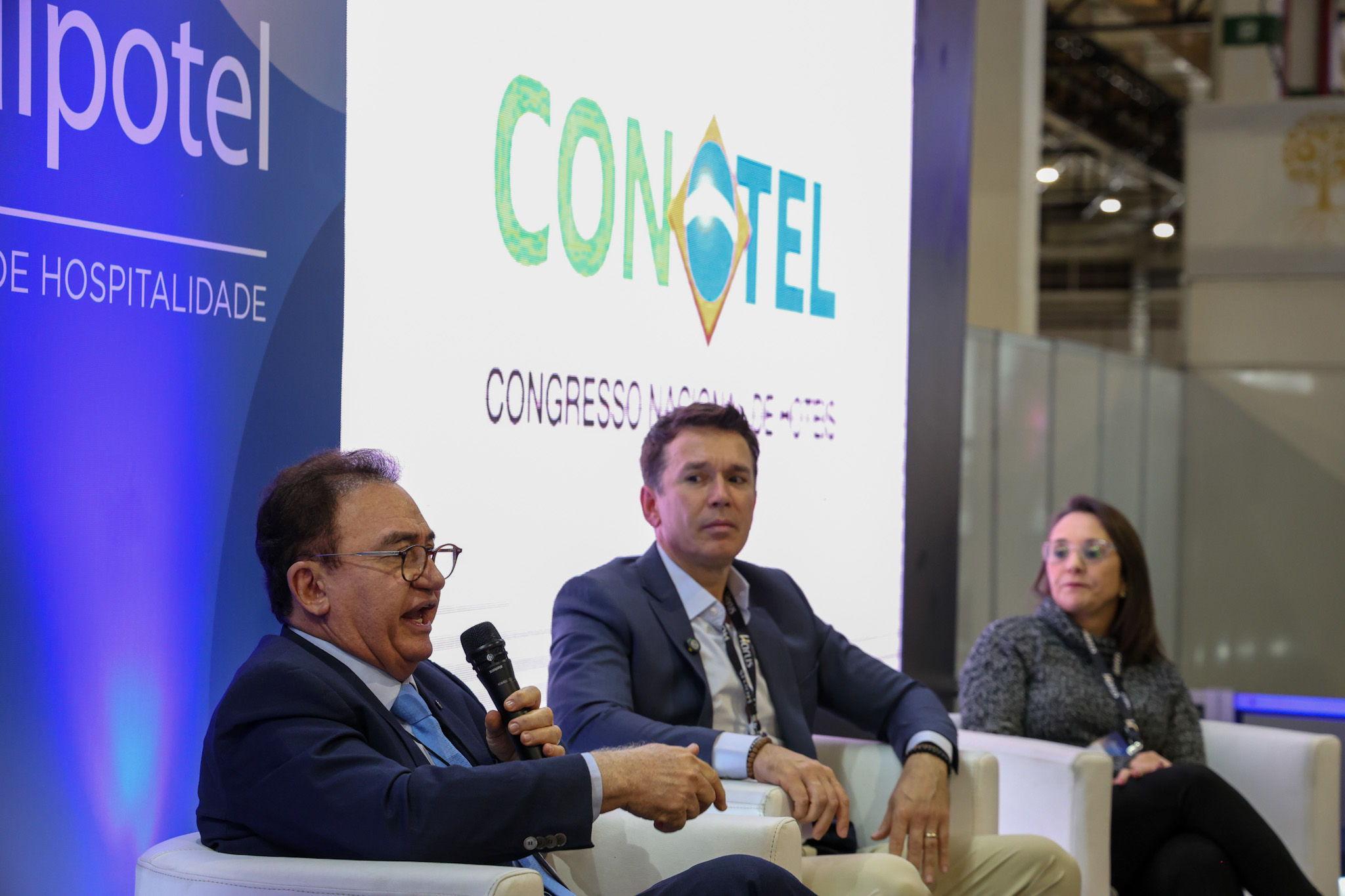 Manoel Linhares, da ABIH Nacional, Felipe Carreras e Renata Abreu Manoel Linhares, da ABIH Nacional, Felipe Carreras e Renata Abreu