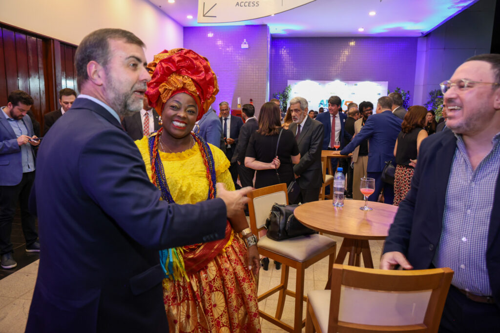 Marcelo Freixo, presidente da Embratur, com Lucicleide Nascimento