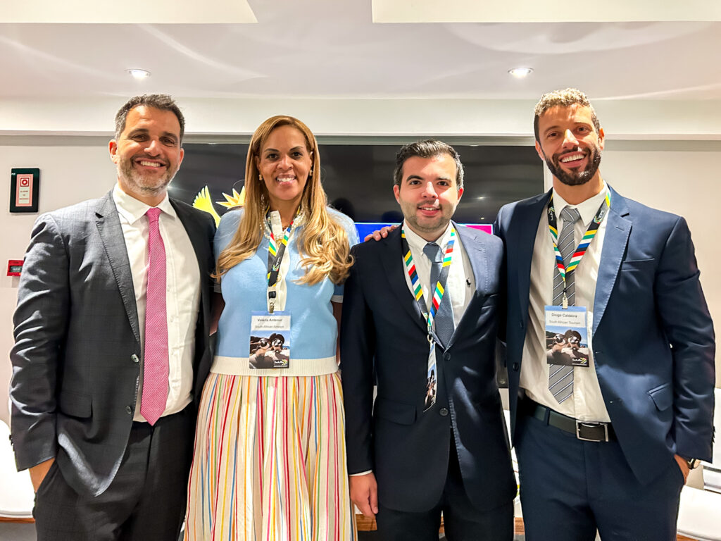 Marcelo Marques e Diogo Caldeira, do Turismo da África do Sul com Valéria Antenor e Gabriel Gomes, da South African Airways Marcelo Marques e Diogo Caldeira, do Turismo da África do Sul com Valéria Antenor e Gabriel Gomes, da South African Airways