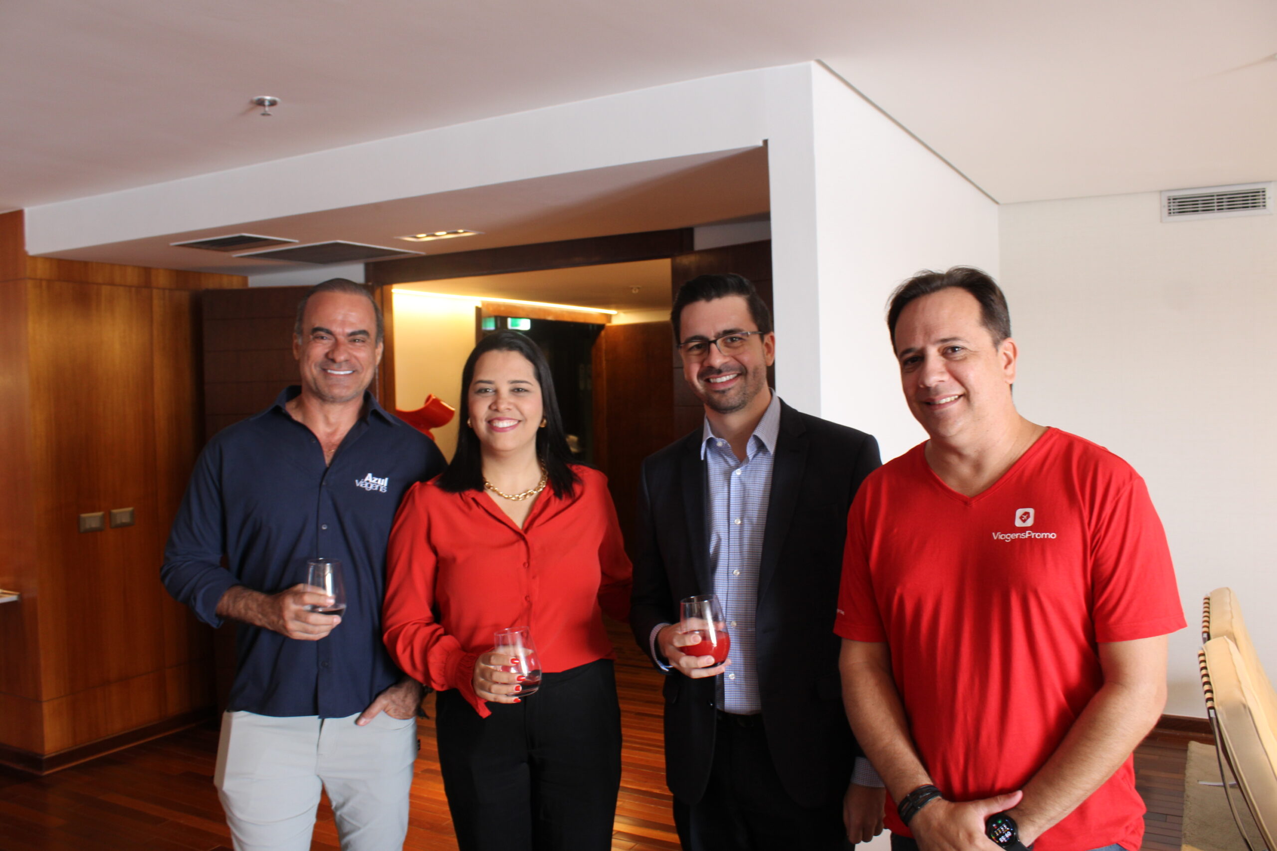 Marcílio Velasco, da Azul Viagens, João Paulo, da Viagens Promo, João Machado e Ludimilia Santos, da Golden Tulip