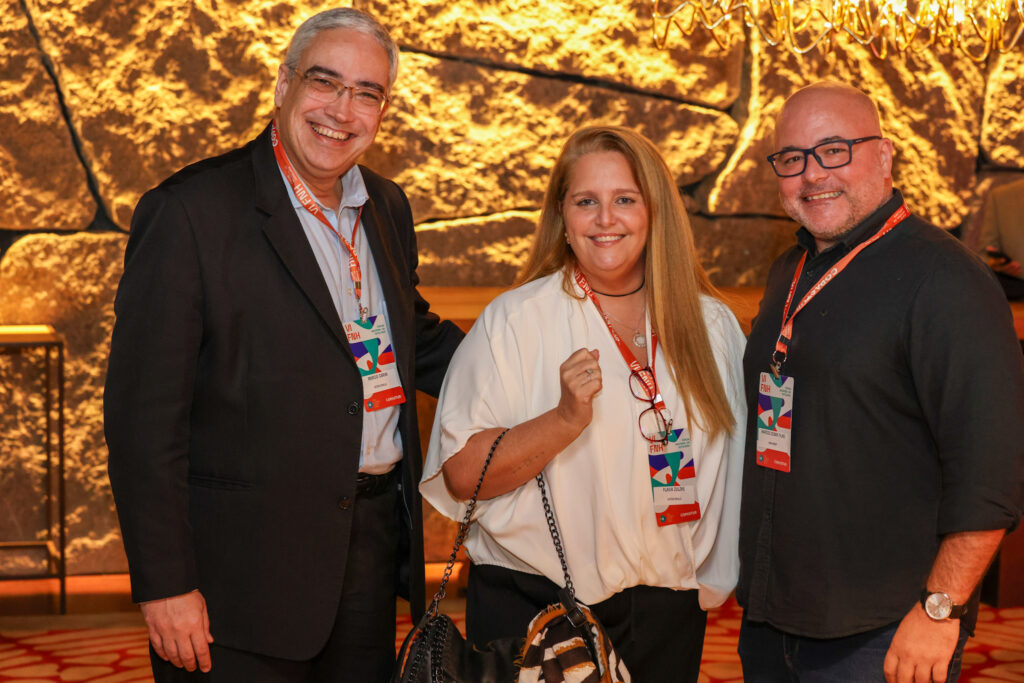 Marcio Carini e Flávia Zulzke, do Hotéis Deville e Marcos César Filho, Wam Group