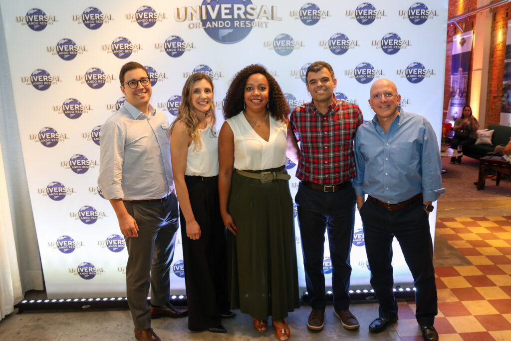 Martin Diniz e Juliana Baraldi, da Universal Destinations, Vilmara Souza, da Agaxtur, Renato Gonçalves, da Universal Destinations e Aldo Leone, da Agaxtur