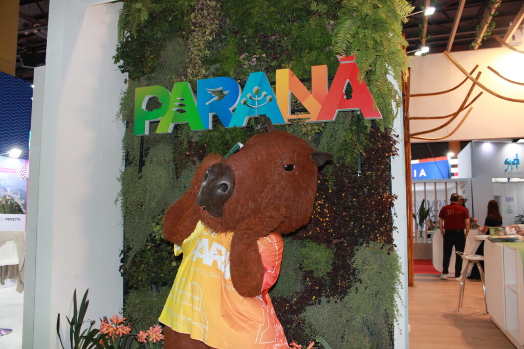 Mascote Capivara, do Paraná, distribuiu panfletos para os agentes e operadores