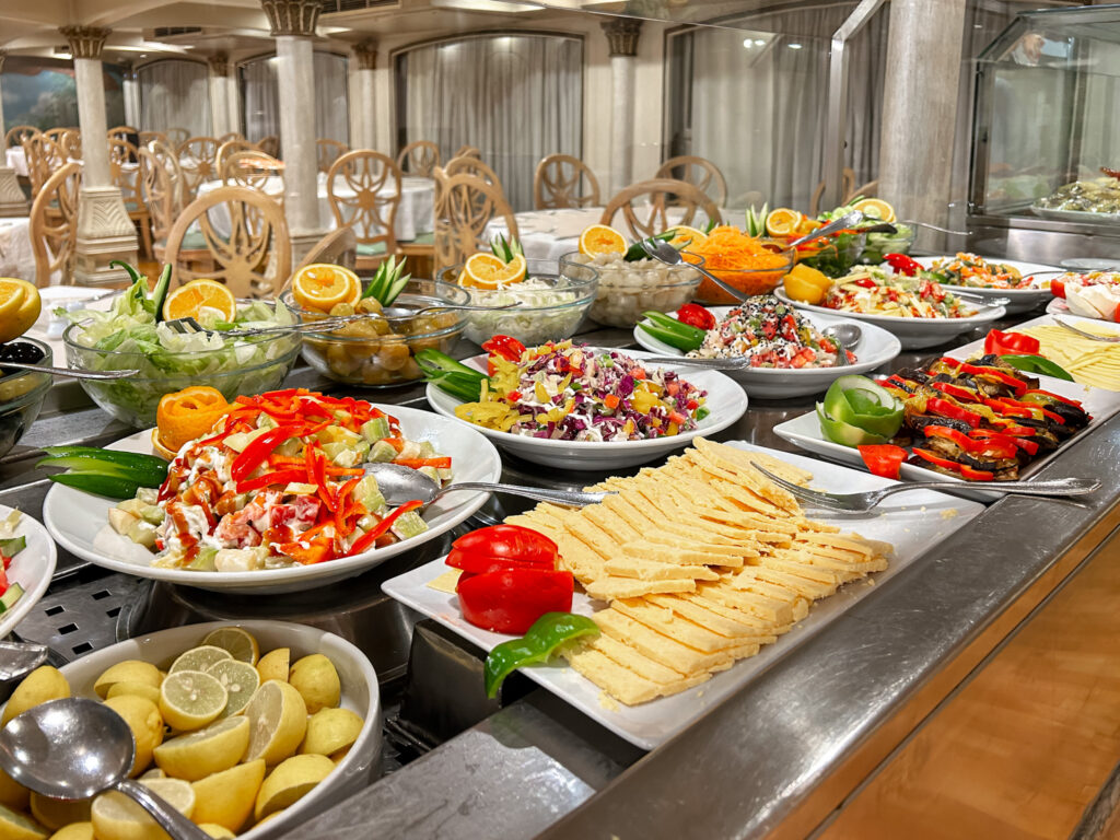 Mesa de saldas para o jantar no Princess Sarah