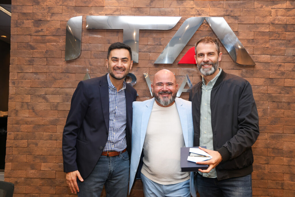Murilo Cassino, da ITA Airways, entre Marvio Mansur e Marcelo Sacchitiello, da RexturAdvance