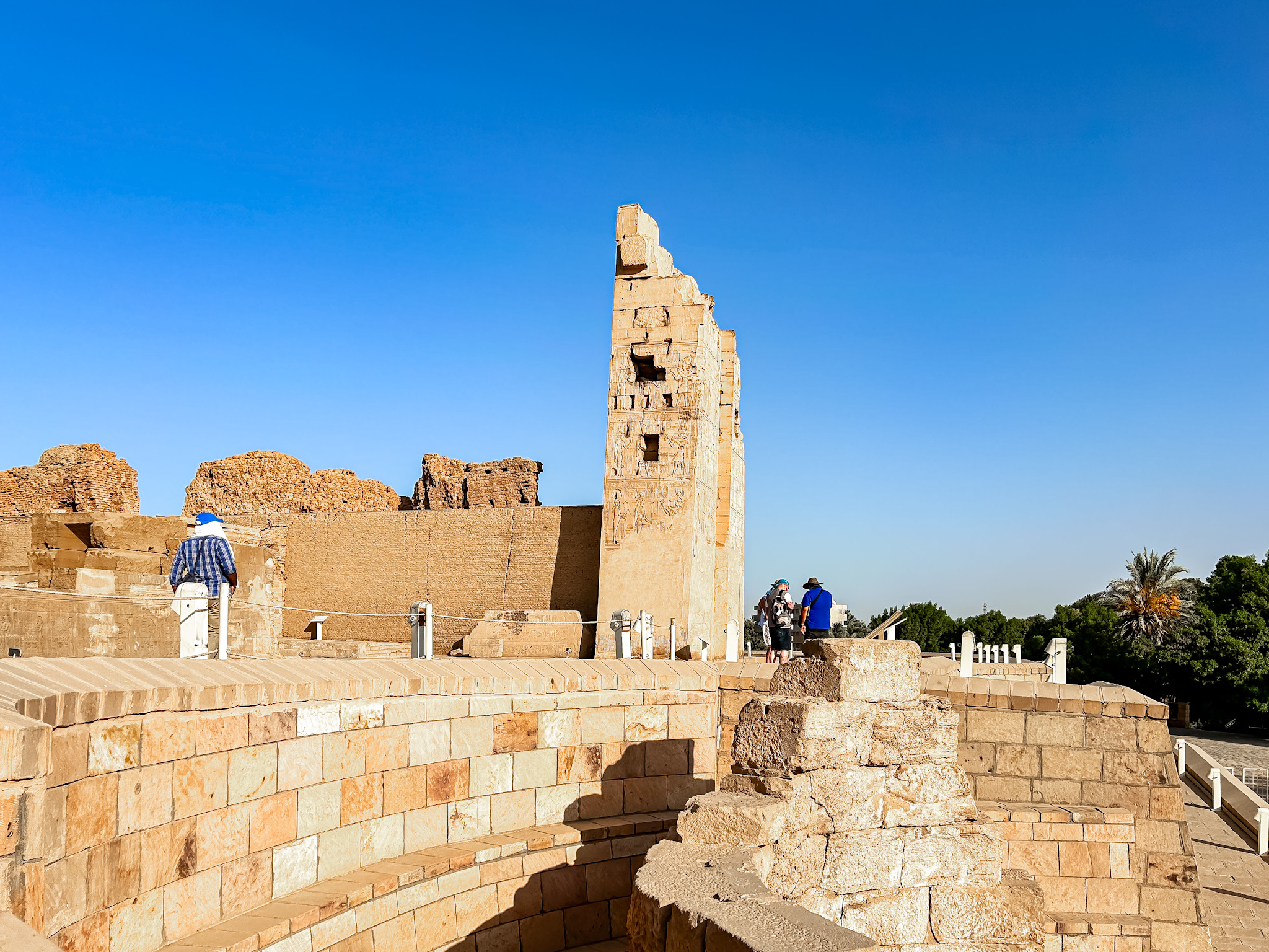 Na construção do Templo Kom Ombo, a parede externa é feita de barro, enquanto as internas são de calcário Na construção do Templo Kom Ombo, a parede externa é feita de barro, enquanto as internas são de calcário