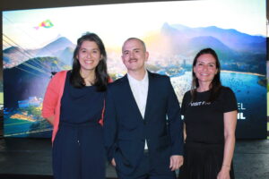 Nadja Akemi Pacheco, do Rio Galeão, Sebástian Jaime Román, da Gol Linhas Aéreas, e Roberta Werner, do Visit Rio (Manuela Miniguini/M&E)