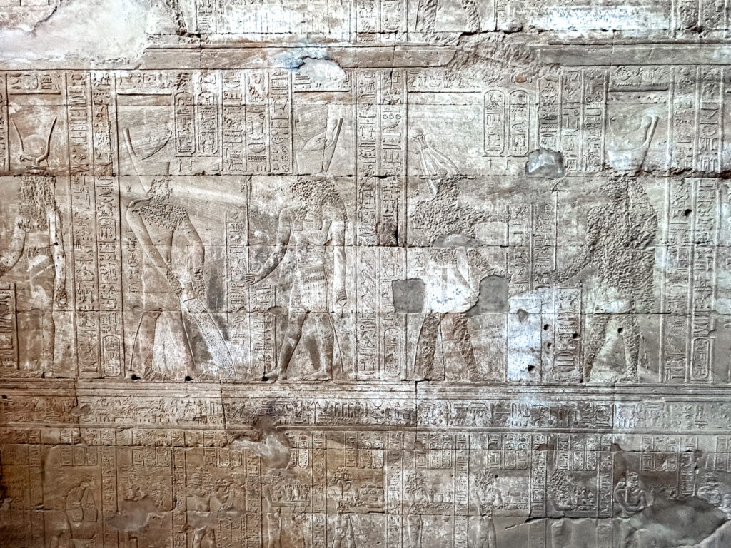 Nas paredes do templo, a história do Deus Horus é contada por meio de hieróglifos Nas paredes do templo, a história do Deus Horus é contada por meio de hieróglifos