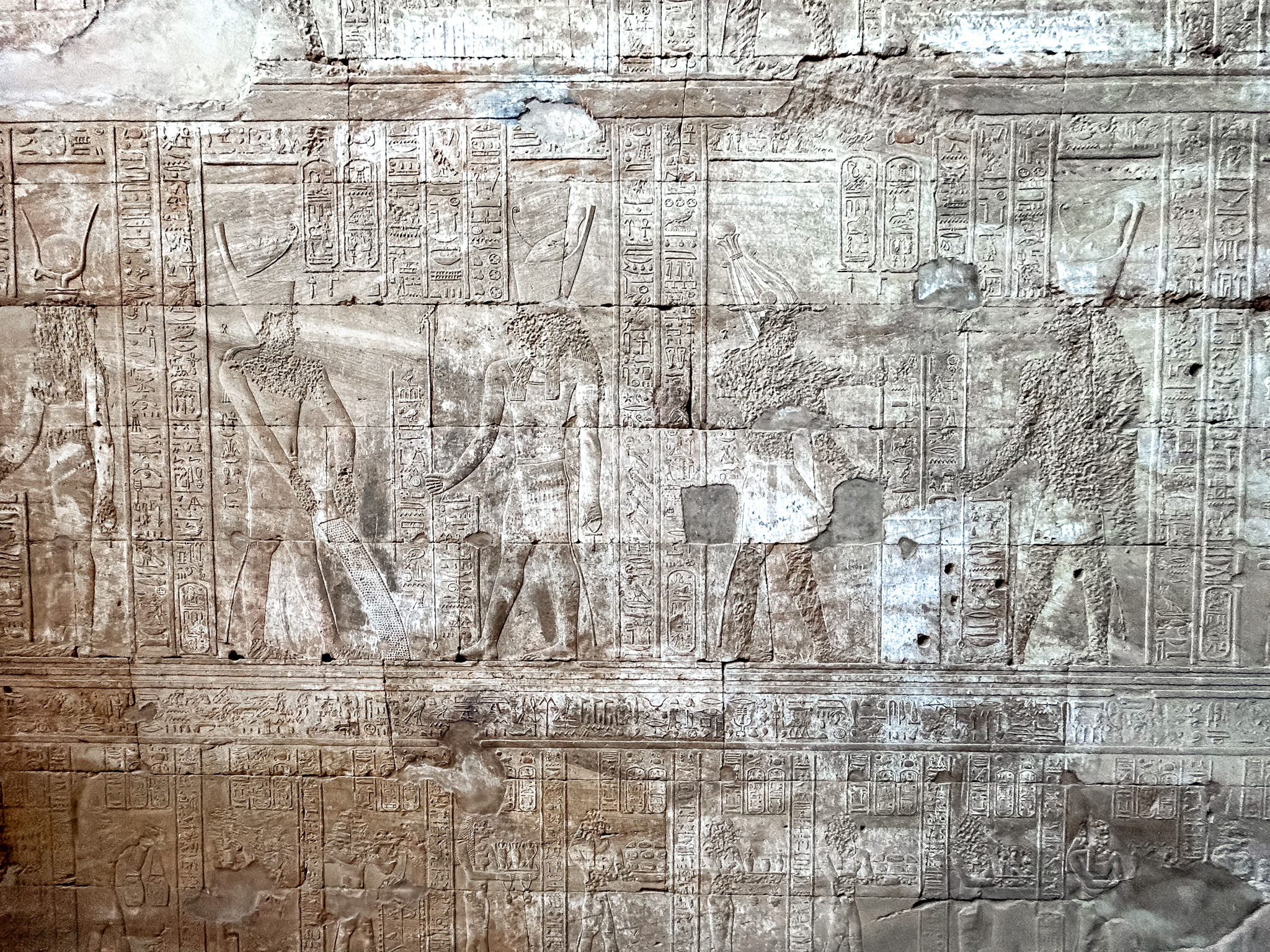Nas paredes do templo, a história do Deus Horus é contada por meio de hieróglifos Nas paredes do templo, a história do Deus Horus é contada por meio de hieróglifos