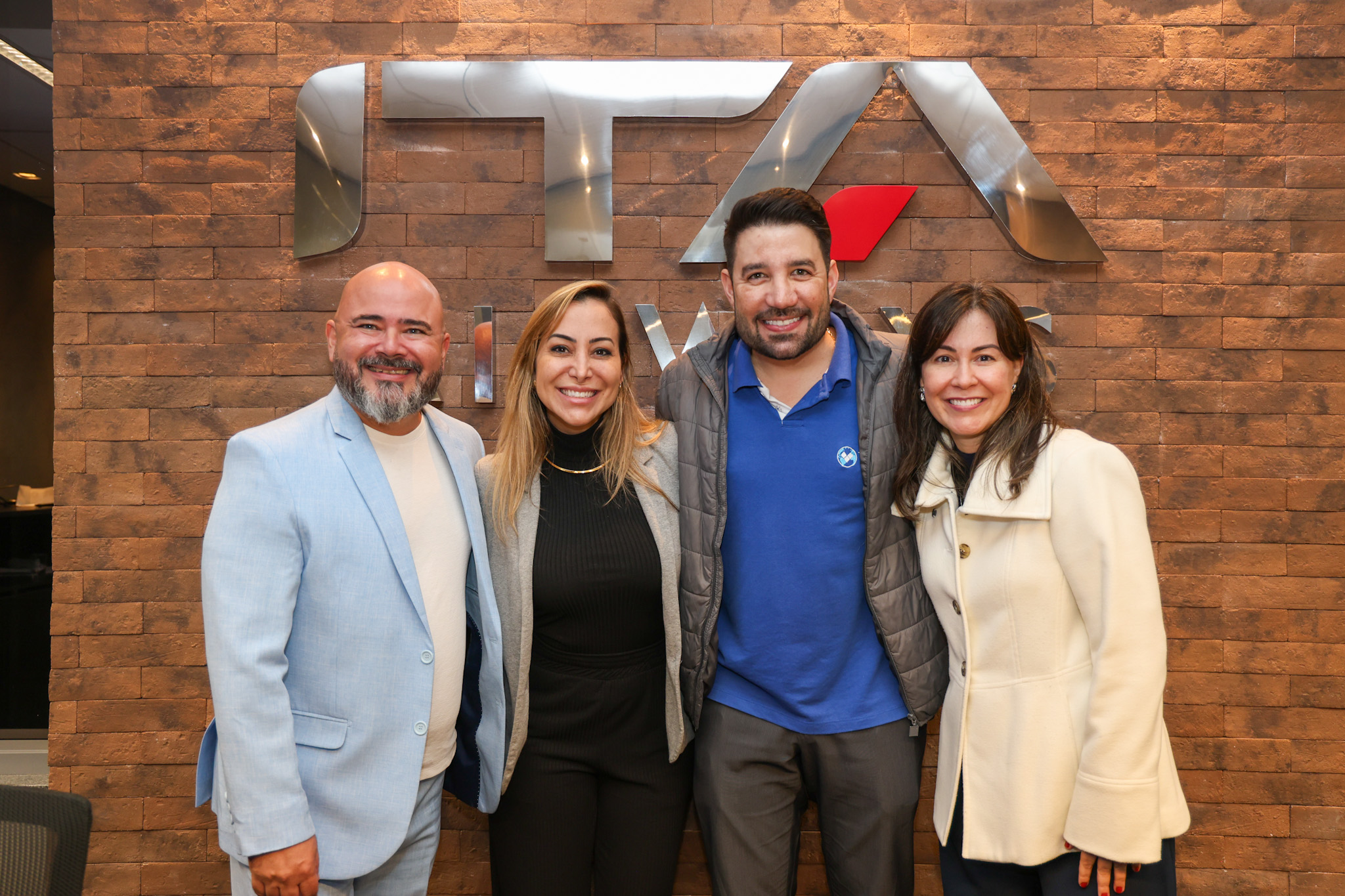 Natália Pesset e Hugo Lagares, da Visual, entre Murilo Cassino e Carla Marin, da ITA Airways Natália Pesset e Hugo Lagares, da Visual, entre Murilo Cassino e Carla Marin, da ITA Airways