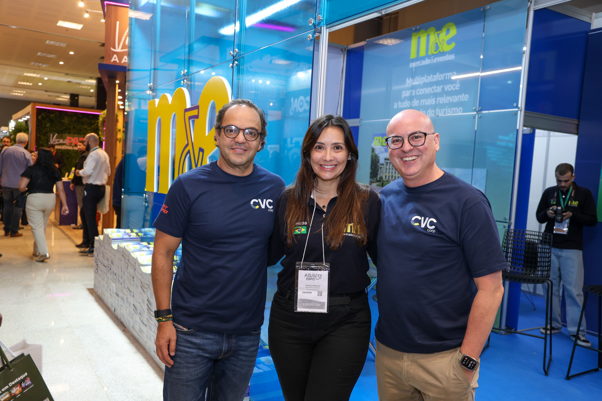 Natália Strucchi, do M&E, entre Fábio Godinho e Fábio Mader, da CVC Corp