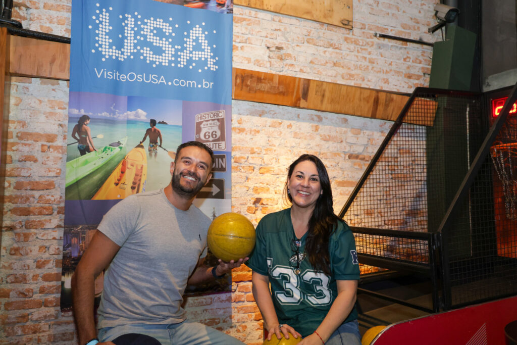 Neto Fernandes, do Visit Orlando e Lizandra Pajak, do Brand USA
