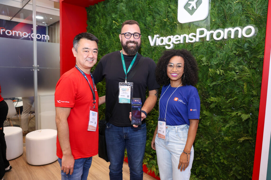 Neto Mello, da 305 Travel Concierge, entre Renato Kido e a Deise GomesC da ViagensPromo