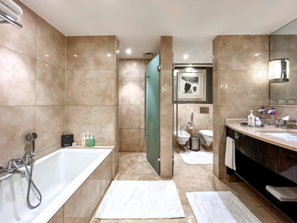 No Fairmont Nile City Hotel, os banheiros são amplos e oferecem tanto banheira quanto ducha