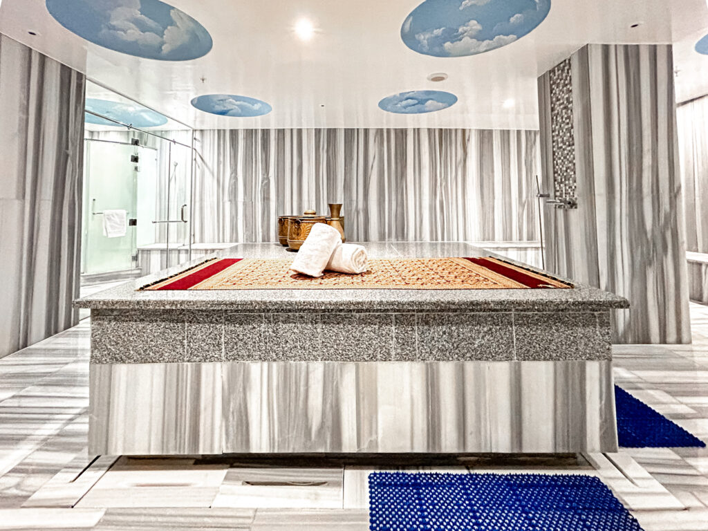 No Four Seasons First Residence há uma área para banho turco