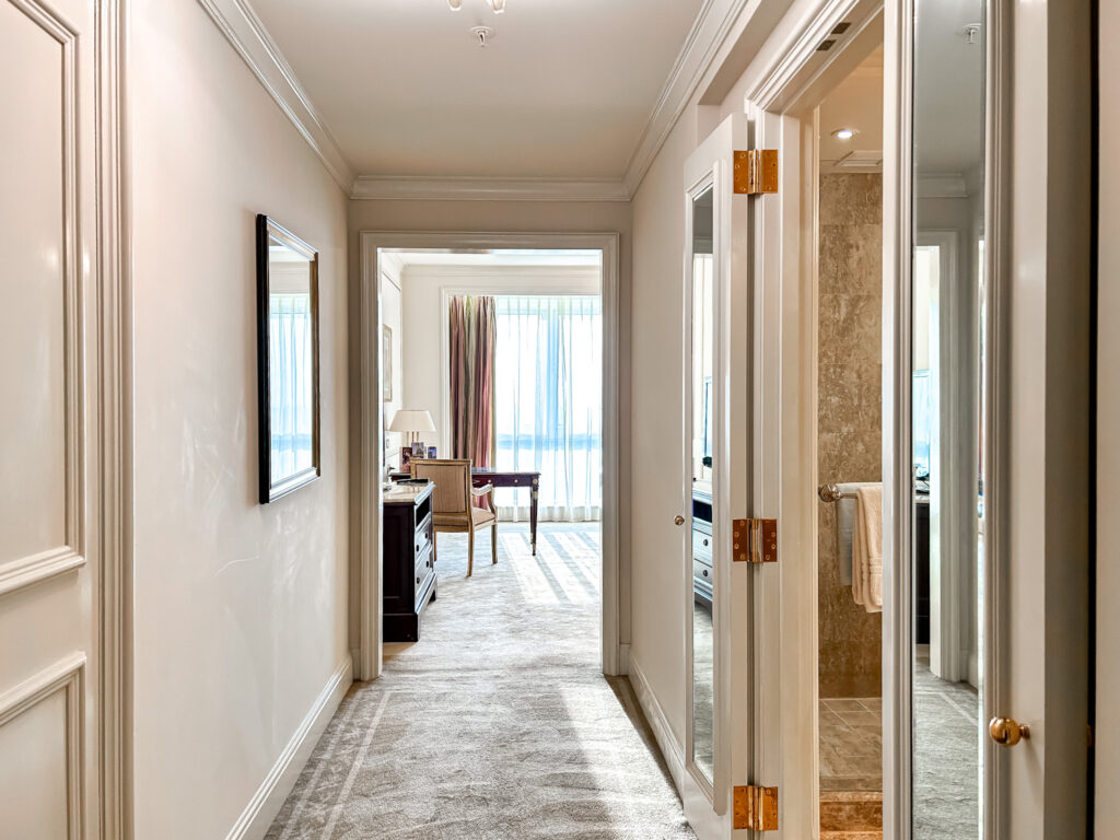 No Four Seasons First Residence, todos os quartos são espaçosos, mesmo os de categoria de entrada
