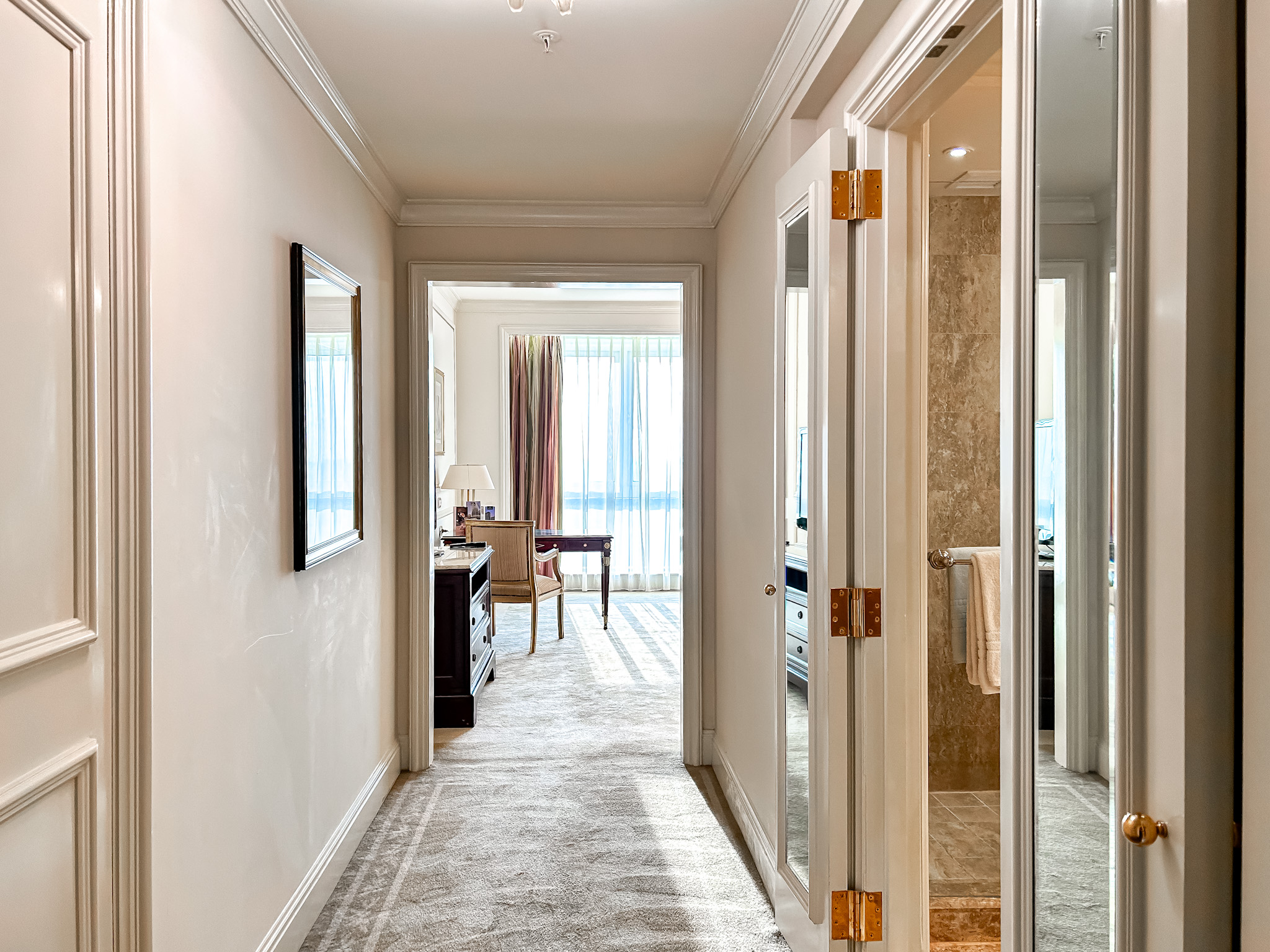 No Four Seasons First Residence, todos os quartos são espaçosos, mesmo os de categoria de entrada