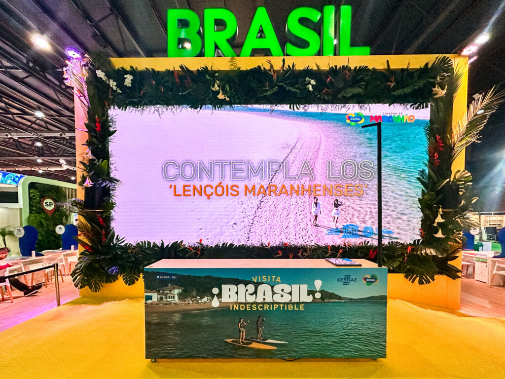 No estande da Embratur, um palco está montado para workshops e apresentações