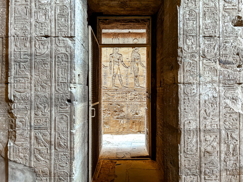 No templo há salas dedicadas a atividades específicas No templo há salas dedicadas a atividades específicas