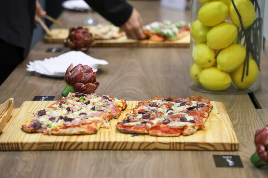 Noite foi finalizada com vinhos e pizza