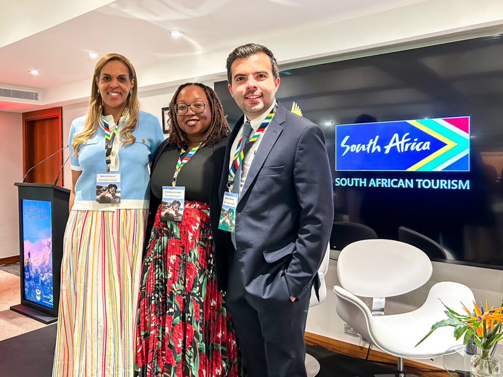 Nombulelo Guliwe, do Turismo da África do Sul entre Valéria Antenor e Gabriel Gomes, da South African Airways Nombulelo Guliwe, do Turismo da África do Sul entre Valéria Antenor e Gabriel Gomes, da South African Airways