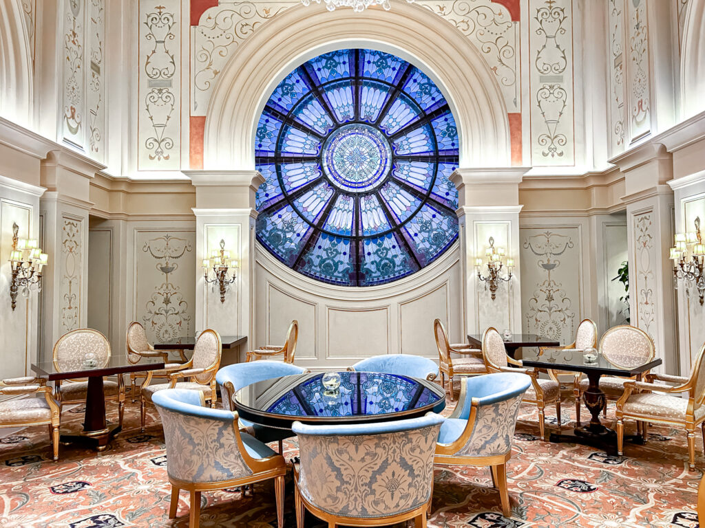 O Four Seasons First Residence tem detalhes da decoração pintados a mão