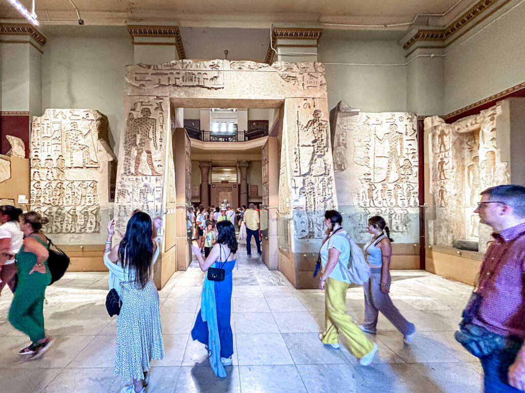 O Museu Egípcio de Arte Faraônica é dividido em salas com diferentes temas e artefatos