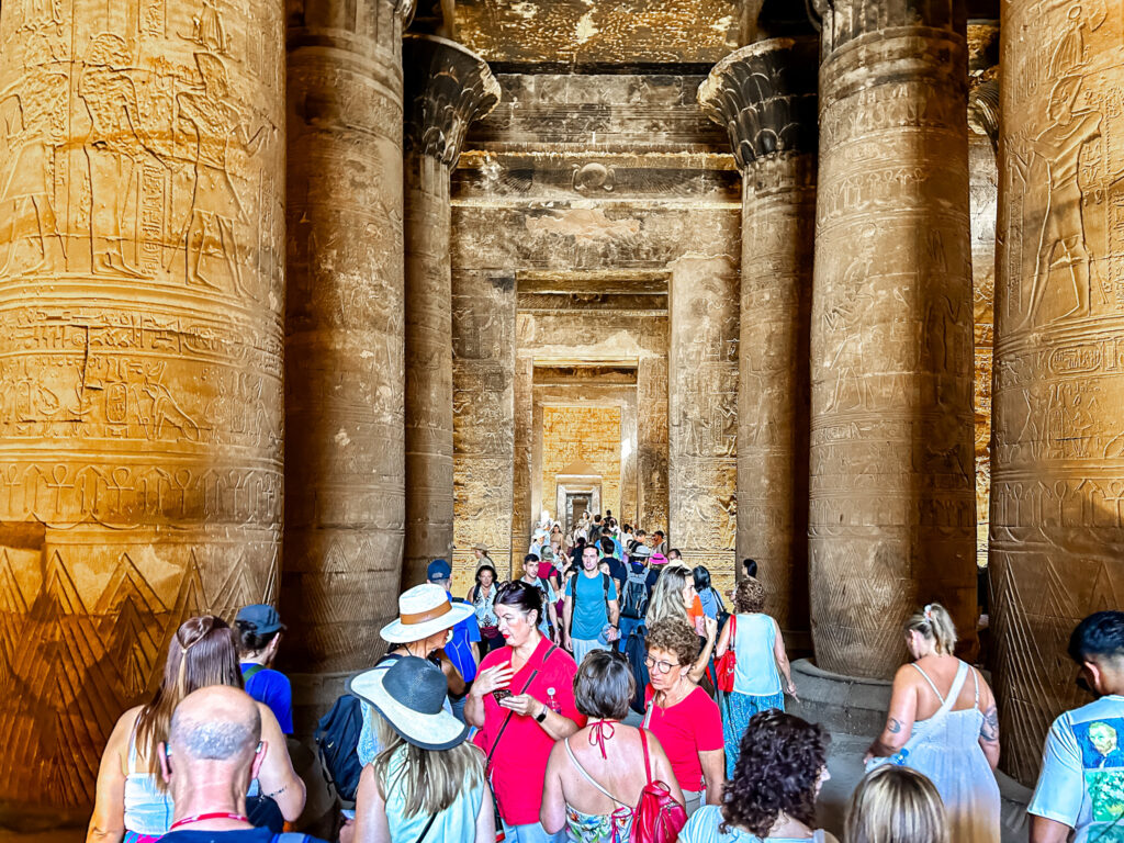 O Templo de Edfu, dedicado ao Deus Hórus é um dos mais intactos no Egito O Templo de Edfu, dedicado ao Deus Hórus é um dos mais intactos no Egito