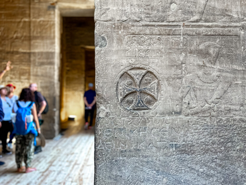 A arquitetura e a decoração do templo revelam uma mistura de elementos egípcios, gregos e romanos A arquitetura e a decoração do templo revelam uma mistura de elementos egípcios, gregos e romanos