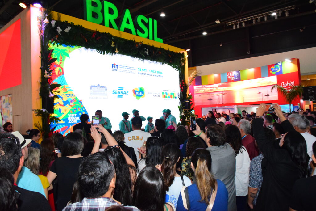 O estande da Emratur ficou lotado durante a apresentação da Escola de Samba Mangueira