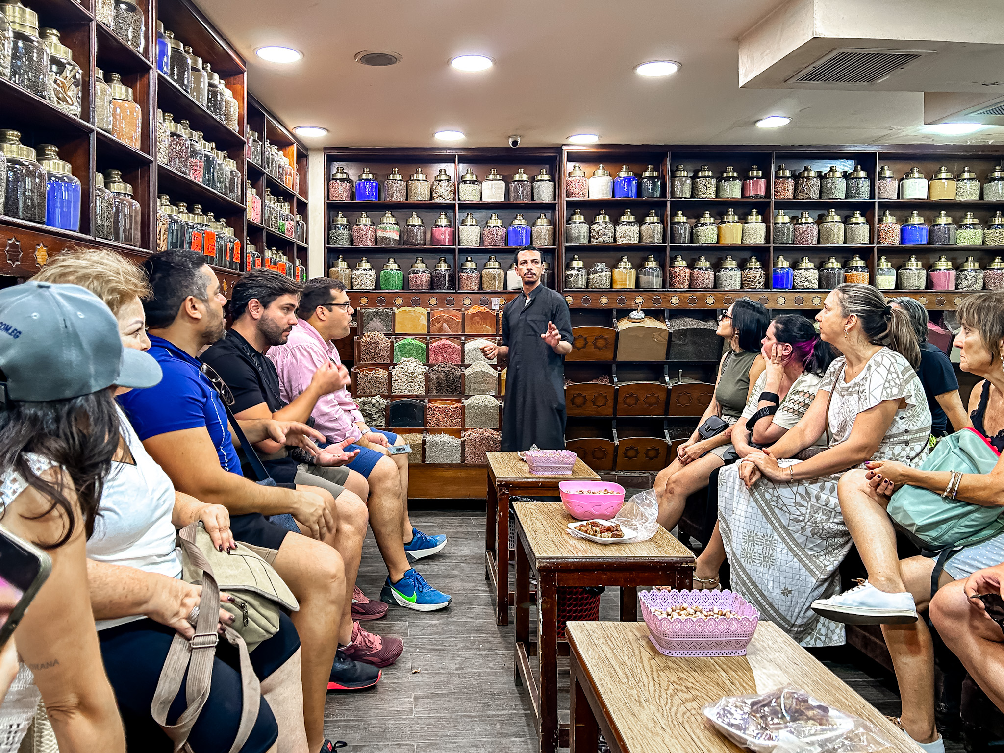 O grupo pôde visitar uma loja de especiarias e aprender sobre as propriedades dos temperos O grupo pôde visitar uma loja de especiarias e aprender sobre as propriedades dos temperos