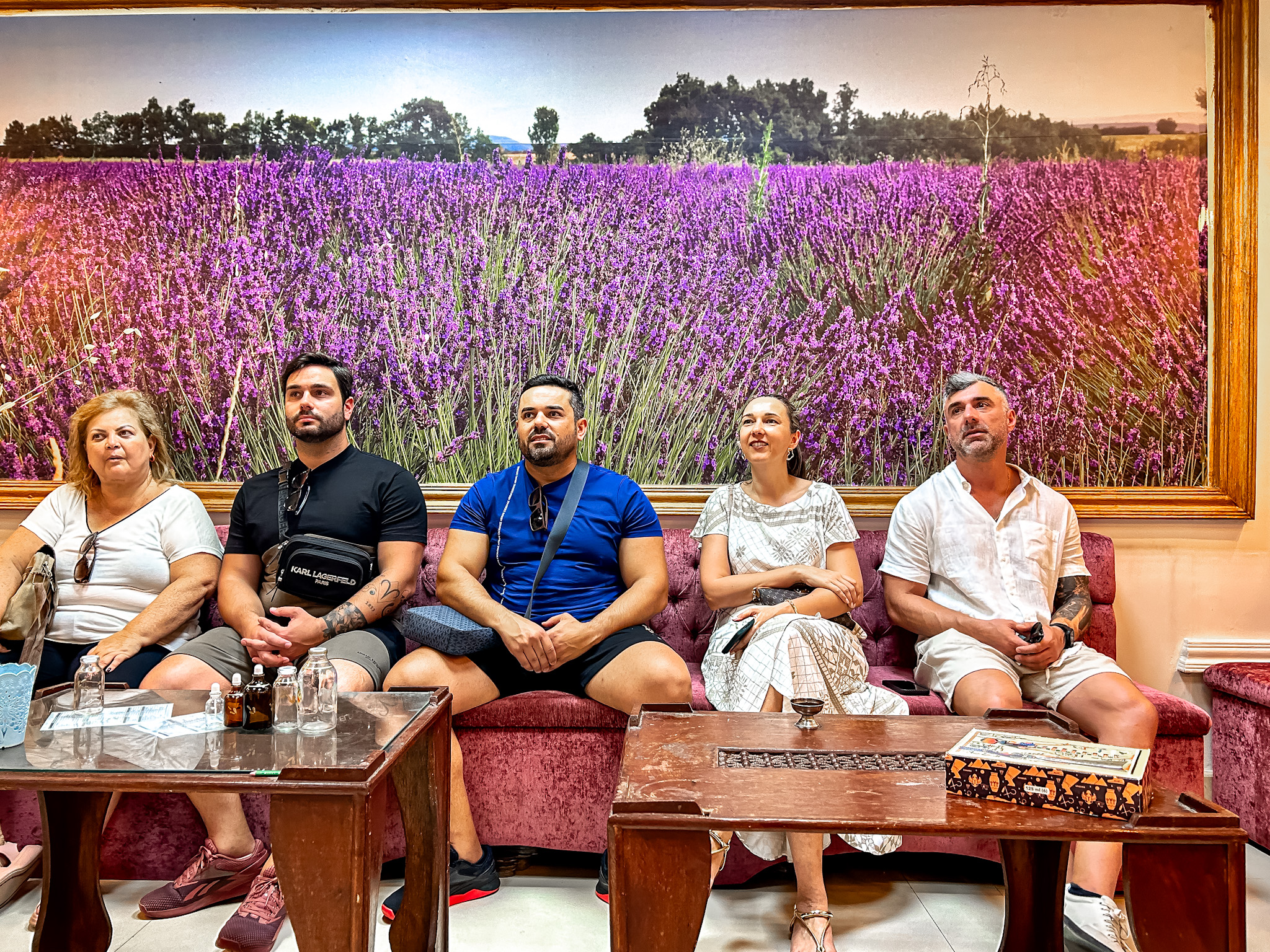 O grupo visitou uma loja de essências e perfumes, onde aprendeu sobre o processo de confecção e as possíveis combinações O grupo visitou uma loja de essências e perfumes, onde aprendeu sobre o processo de confecção e as possíveis combinações