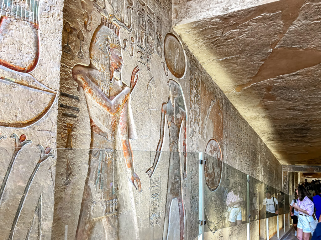 O interior da tumba de Ramses III é totalmente decorado com hieróglifos