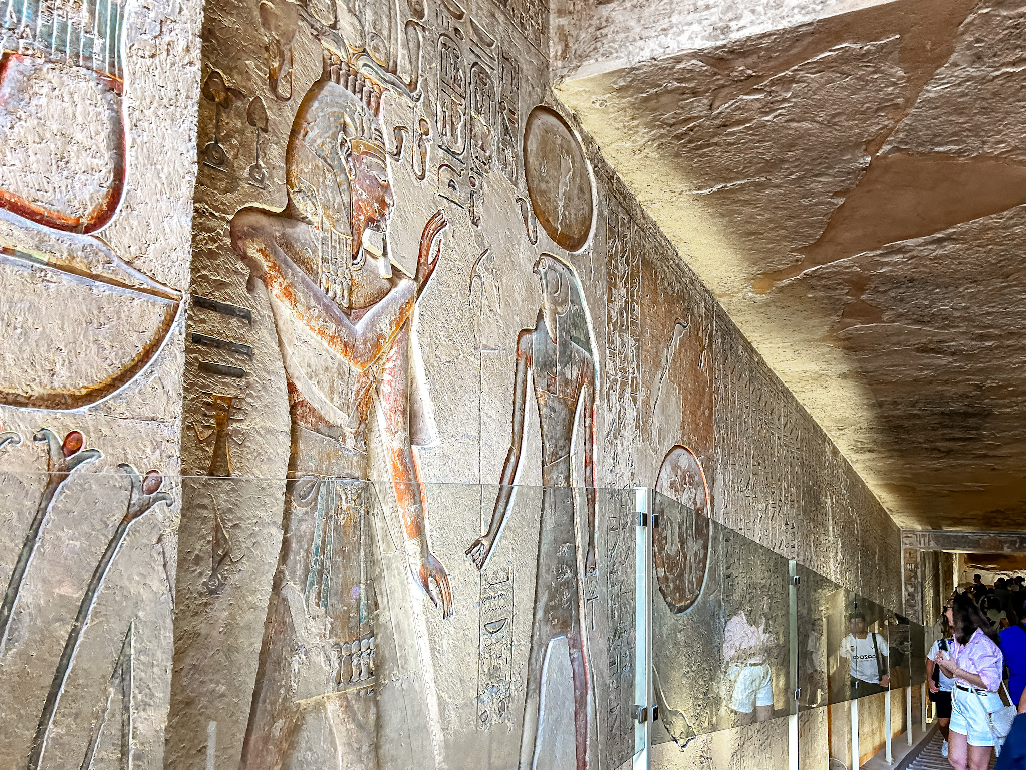 O interior da tumba de Ramses III é totalmente decorado com hieróglifos O interior da tumba de Ramses III é totalmente decorado com hieróglifos