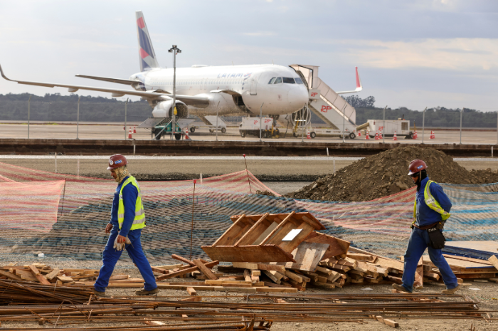 Obras do Aeroporto Internacional de Foz do Iguaçu ultrapassam 75% de conclusão 1 O investimento nas mudanças ultrapassou os R$350 milhões e permitirá que o fluxo de passageiros passe de 2 milhões para 6 milhões ao ano (Reprodução/Kiko Sierich/CCR Aeroportos)