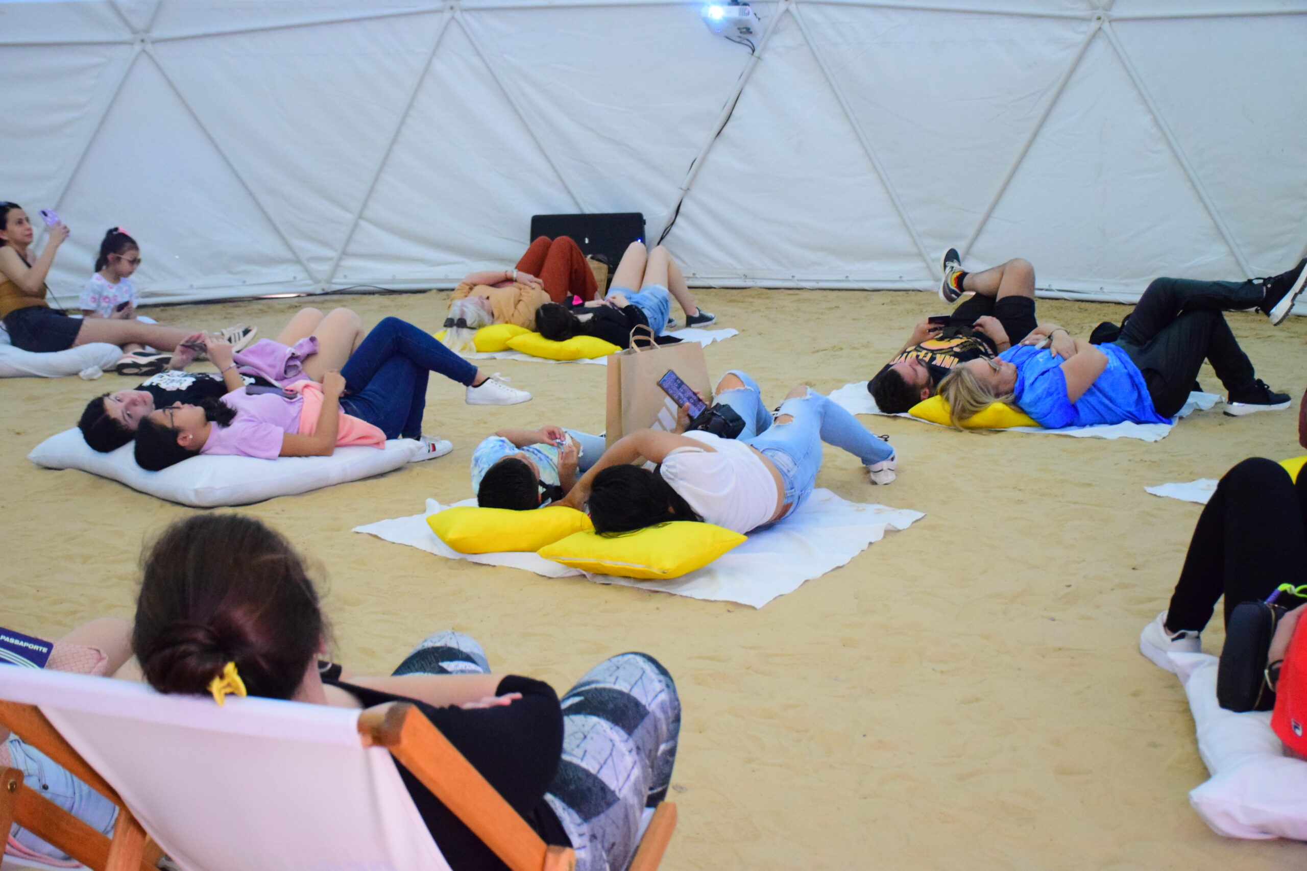 O mobiliário consistiu em toalhas e cadeiras de praia para dar a sensação de um passeio pelo litoral O mobiliário consistiu em toalhas e cadeiras de praia para dar a sensação de um passeio pelo litoral