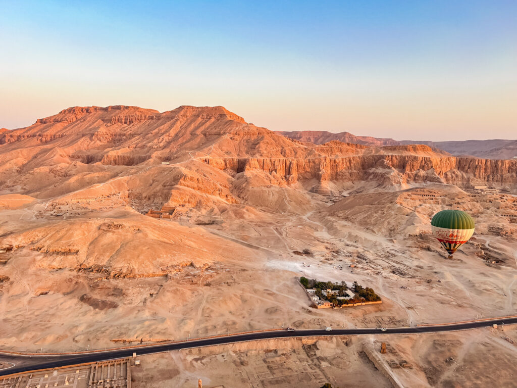 O passeio acontece sob o deserto em um sítio arqueológico