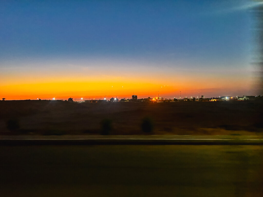 O passeio para Abu Simbel, a partir de Aswan, leva cerca de 4 horas e permite ver o nascer do sol do deserto O passeio para Abu Simbel, a partir de Aswan, leva cerca de 4 horas e permite ver o nascer do sol do deserto