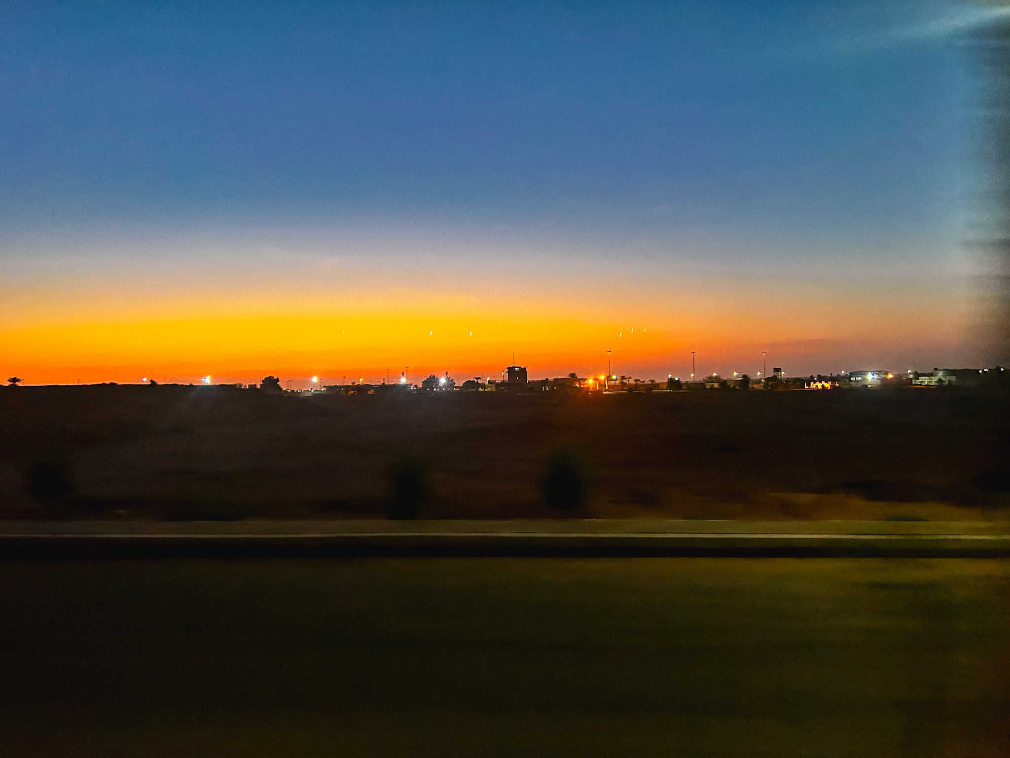 O passeio para Abu Simbel, a partir de Aswan, leva cerca de 4 horas e permite ver o nascer do sol do deserto O passeio para Abu Simbel, a partir de Aswan, leva cerca de 4 horas e permite ver o nascer do sol do deserto