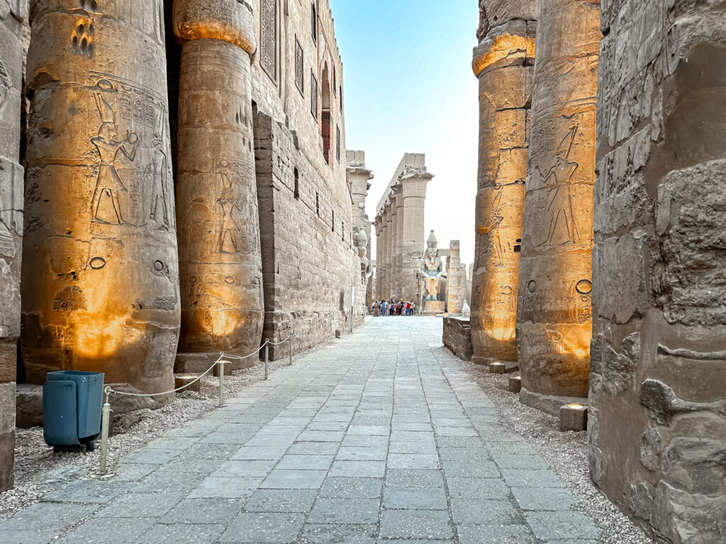 O templo de Luxor funcionava como um espaço de adoração ao Deus  Amon-Rá