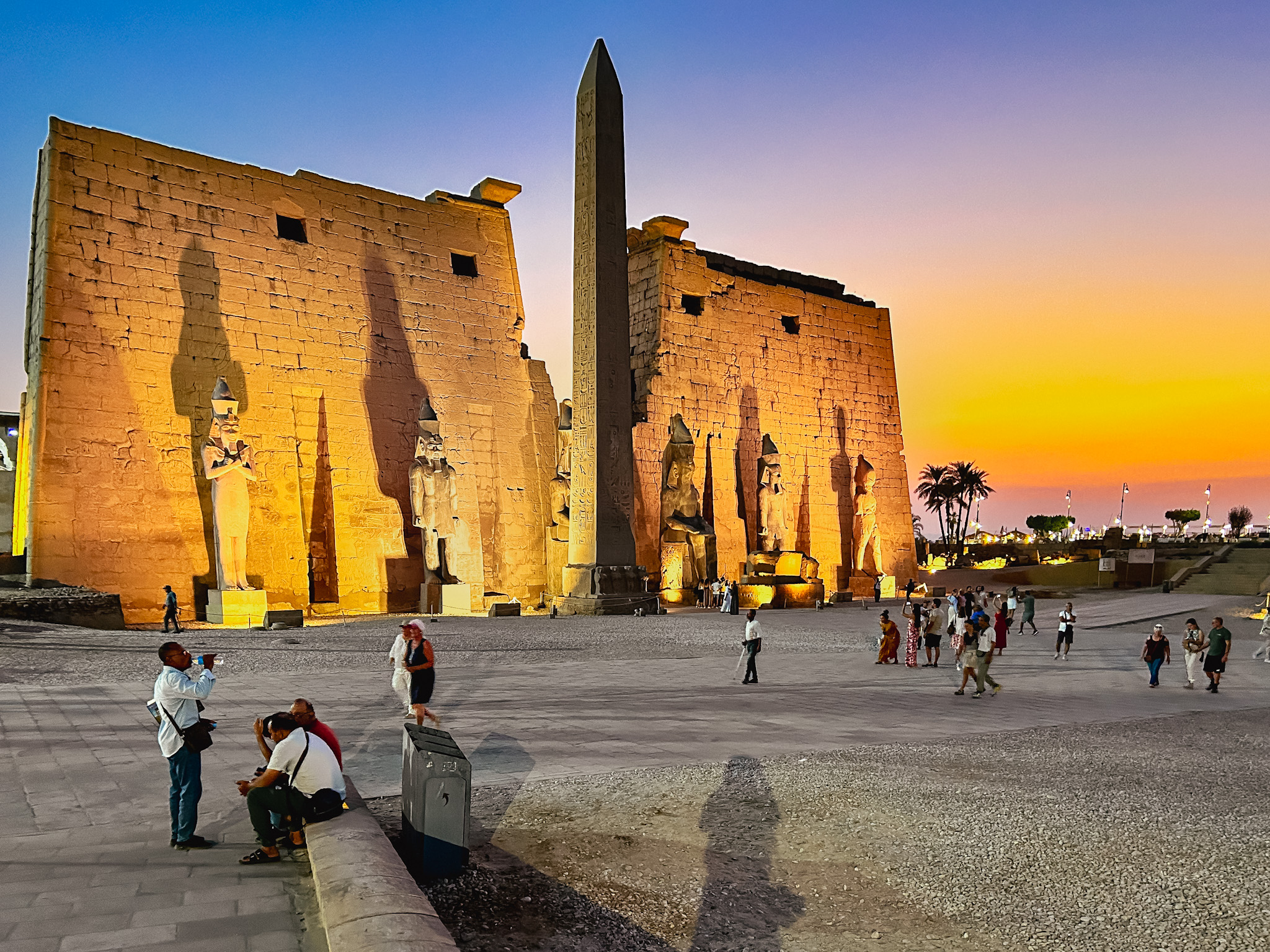 O templo possui obeliscos imponentes, sendo um deles erguido por Ramsés II O templo possui obeliscos imponentes, sendo um deles erguido por Ramsés II