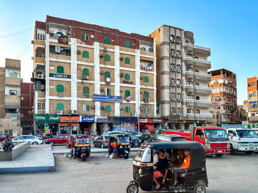 O tuk tuk é uma da principais fornas de deslocamento entre os moradores de Aswan O tuk tuk é uma da principais fornas de deslocamento entre os moradores de Aswan