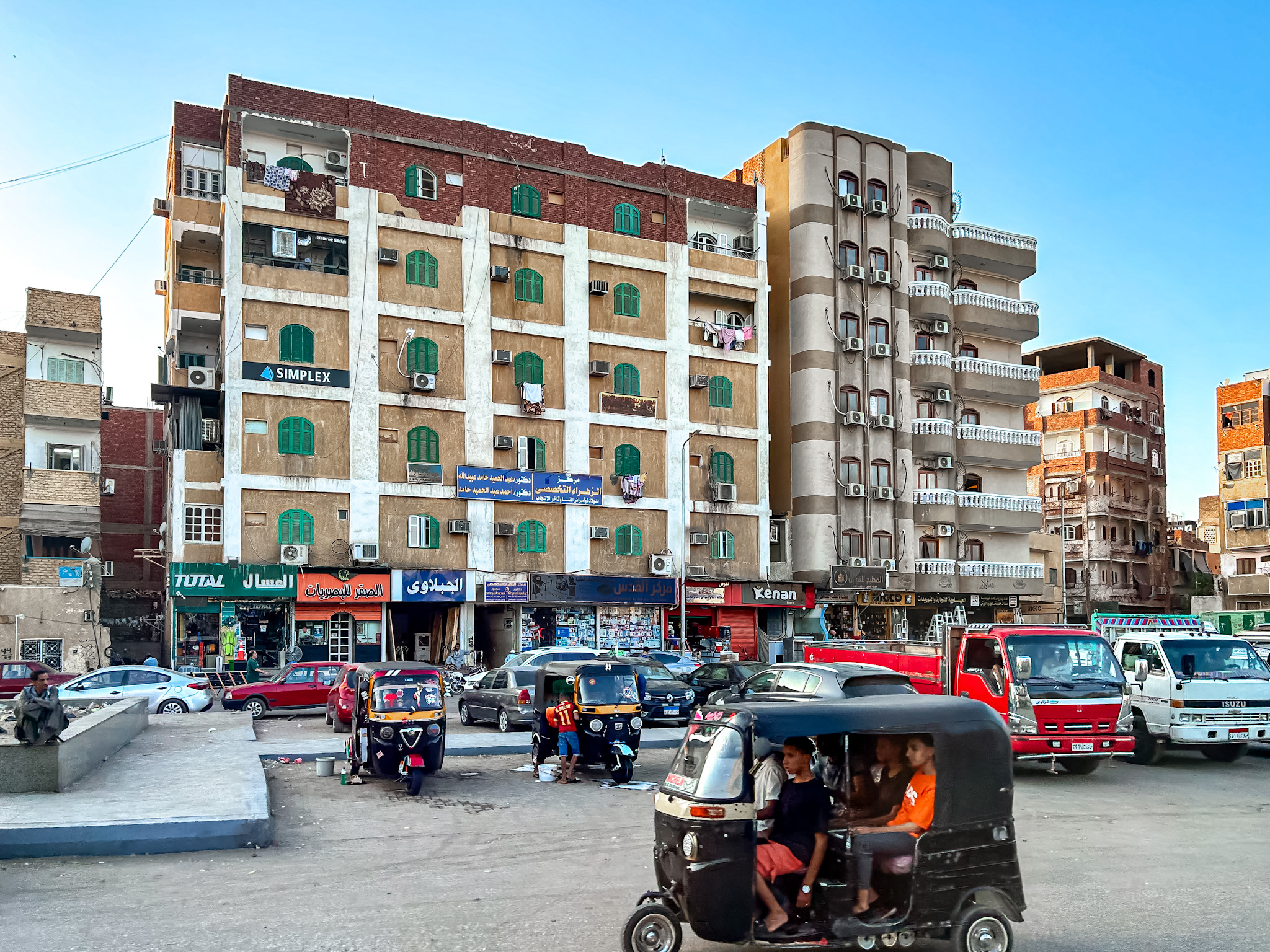 O tuk tuk é uma da principais fornas de deslocamento entre os moradores de Aswan O tuk tuk é uma da principais fornas de deslocamento entre os moradores de Aswan